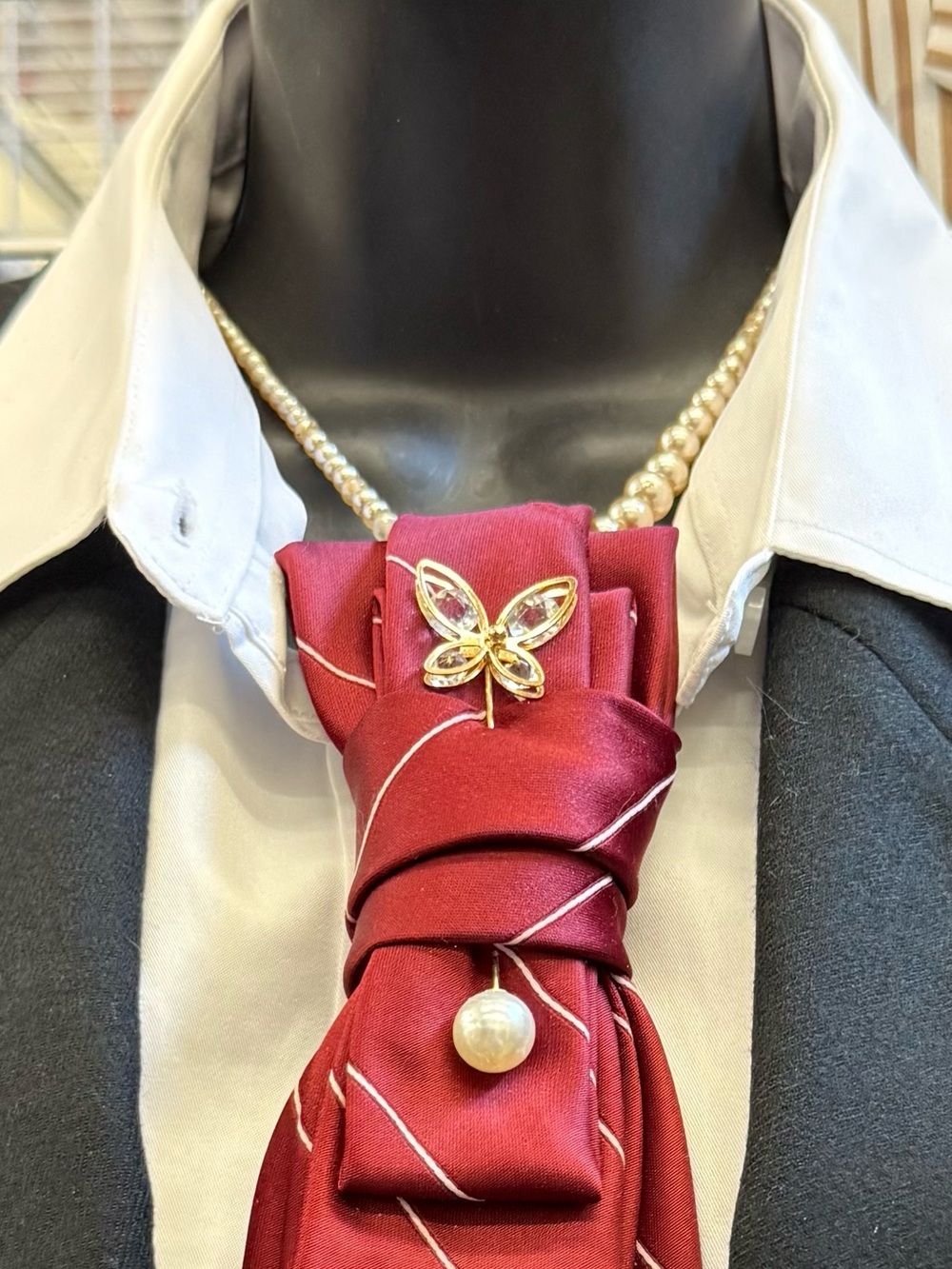 Vintage Tie Necktie Necklace Classy Red Striped pearls butterfly pin unique - Picture 3 of 3
